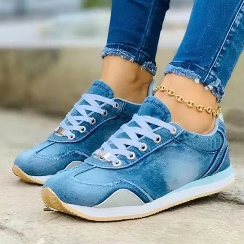 Trendige Sheen-Denim-Sneakers für Damen für einen lässigen Look