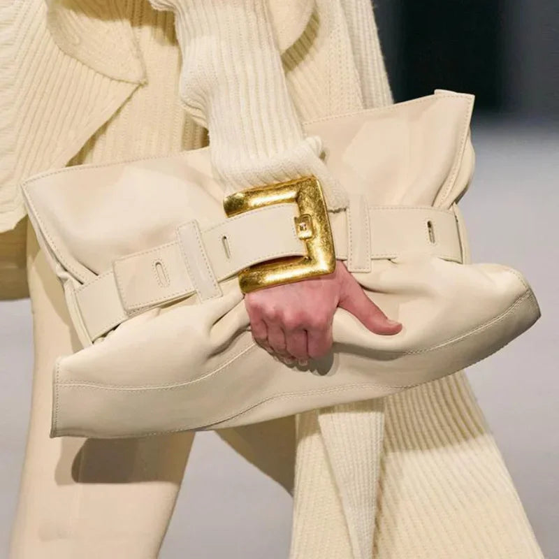 Luxuriöse Damenhandtasche aus weichem Leder. Krokodilmuster Faltentasche