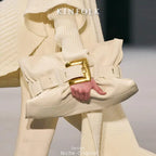 Luxuriöse Damenhandtasche aus weichem Leder. Krokodilmuster Faltentasche