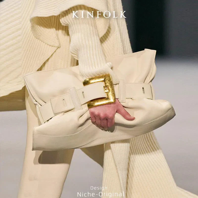 Luxuriöse Damenhandtasche aus weichem Leder. Krokodilmuster Faltentasche