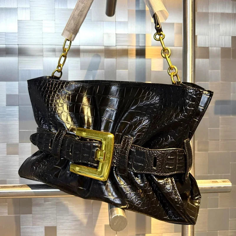 Luxuriöse Damenhandtasche aus weichem Leder. Krokodilmuster Faltentasche